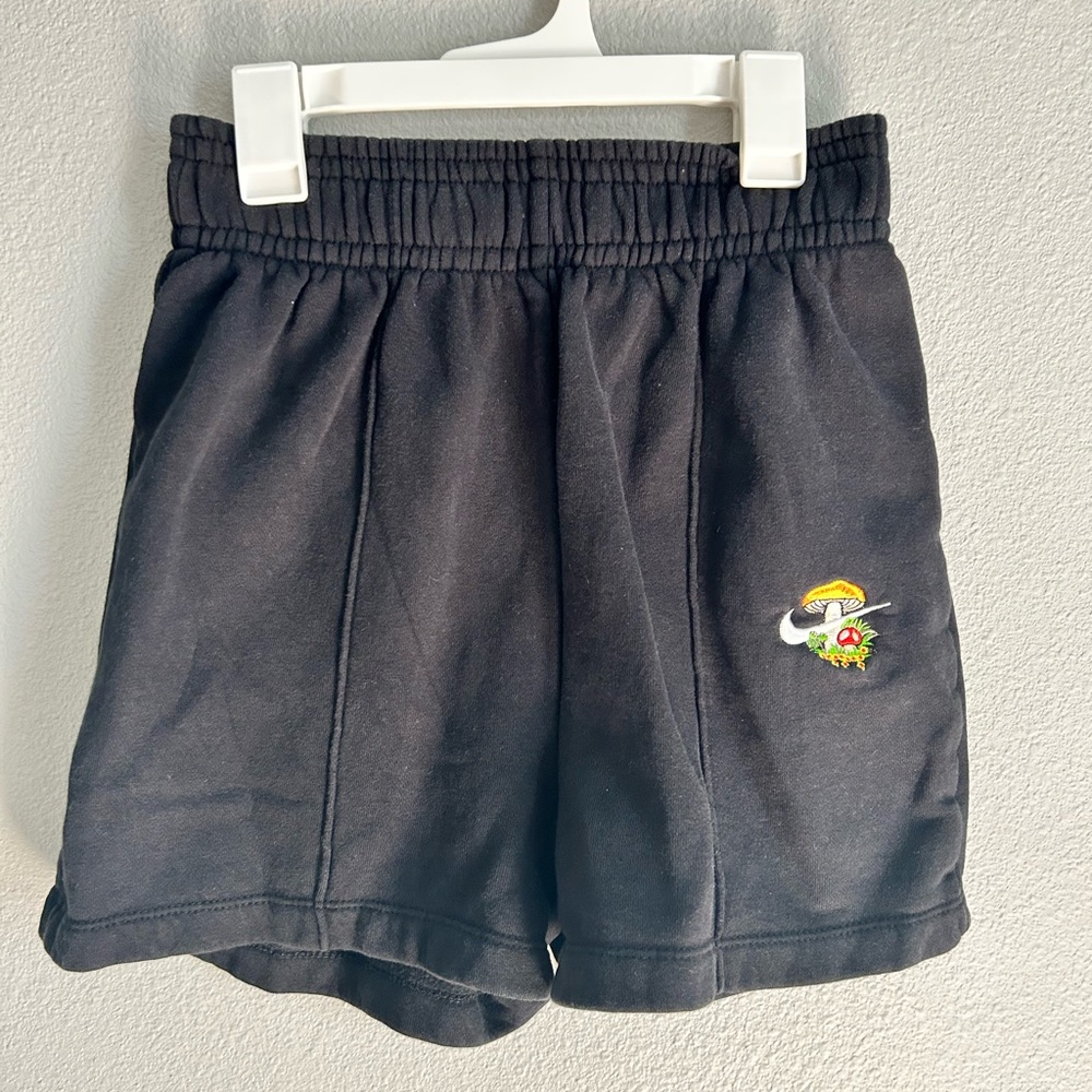 Black Nike shorts size small